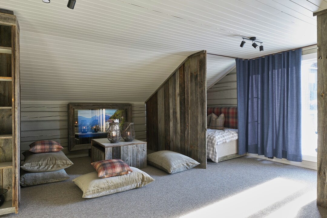sove- og gaming-rom på loftet
