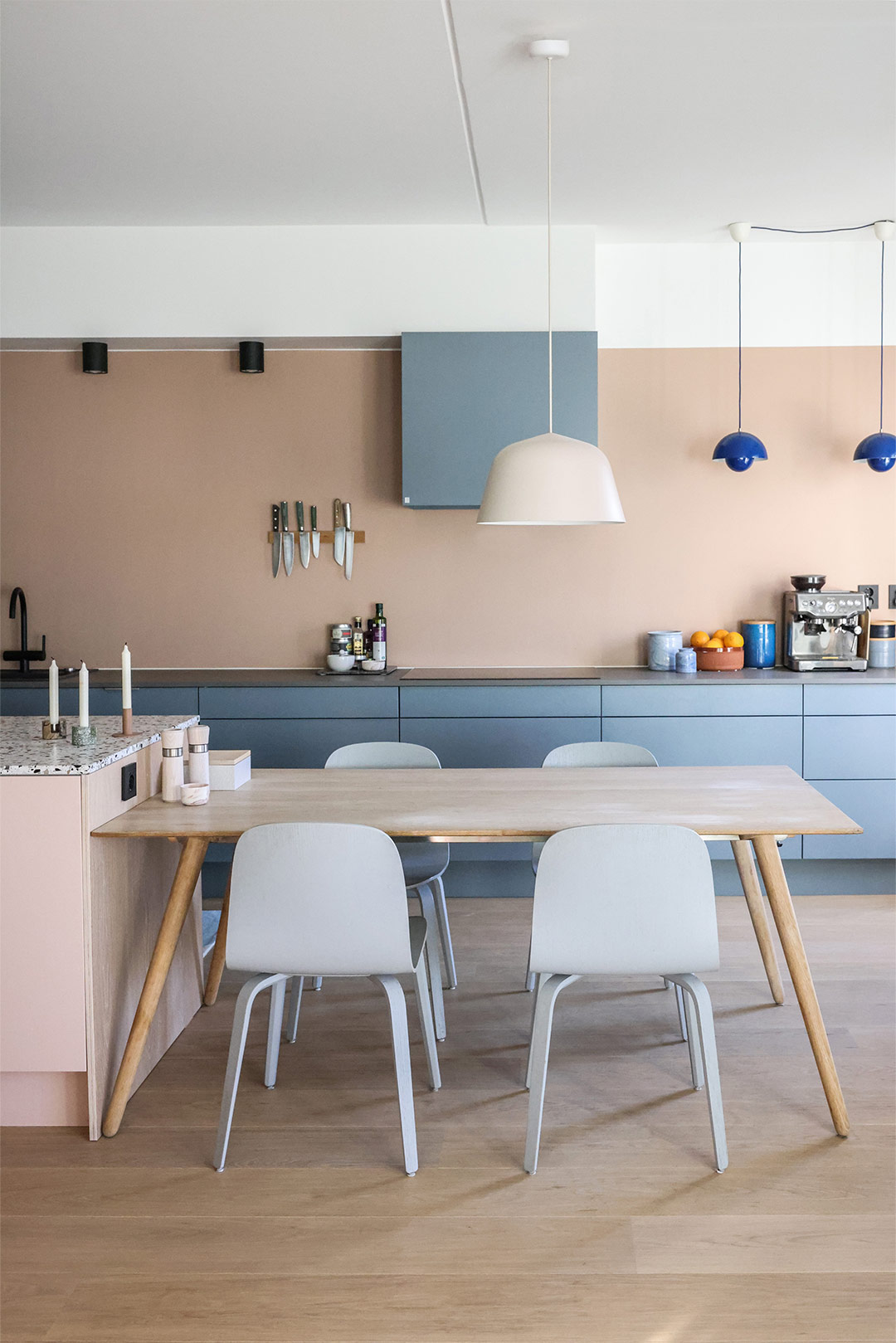 Kjøkken i blått og rosa