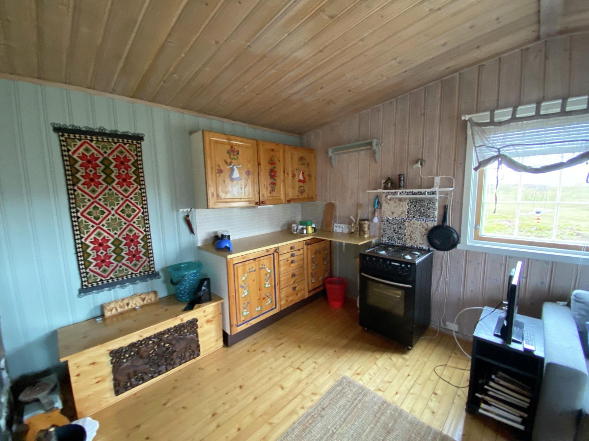 Før-bilde av kjøkkenet på Bugøynes i Eventyrlig Oppussing