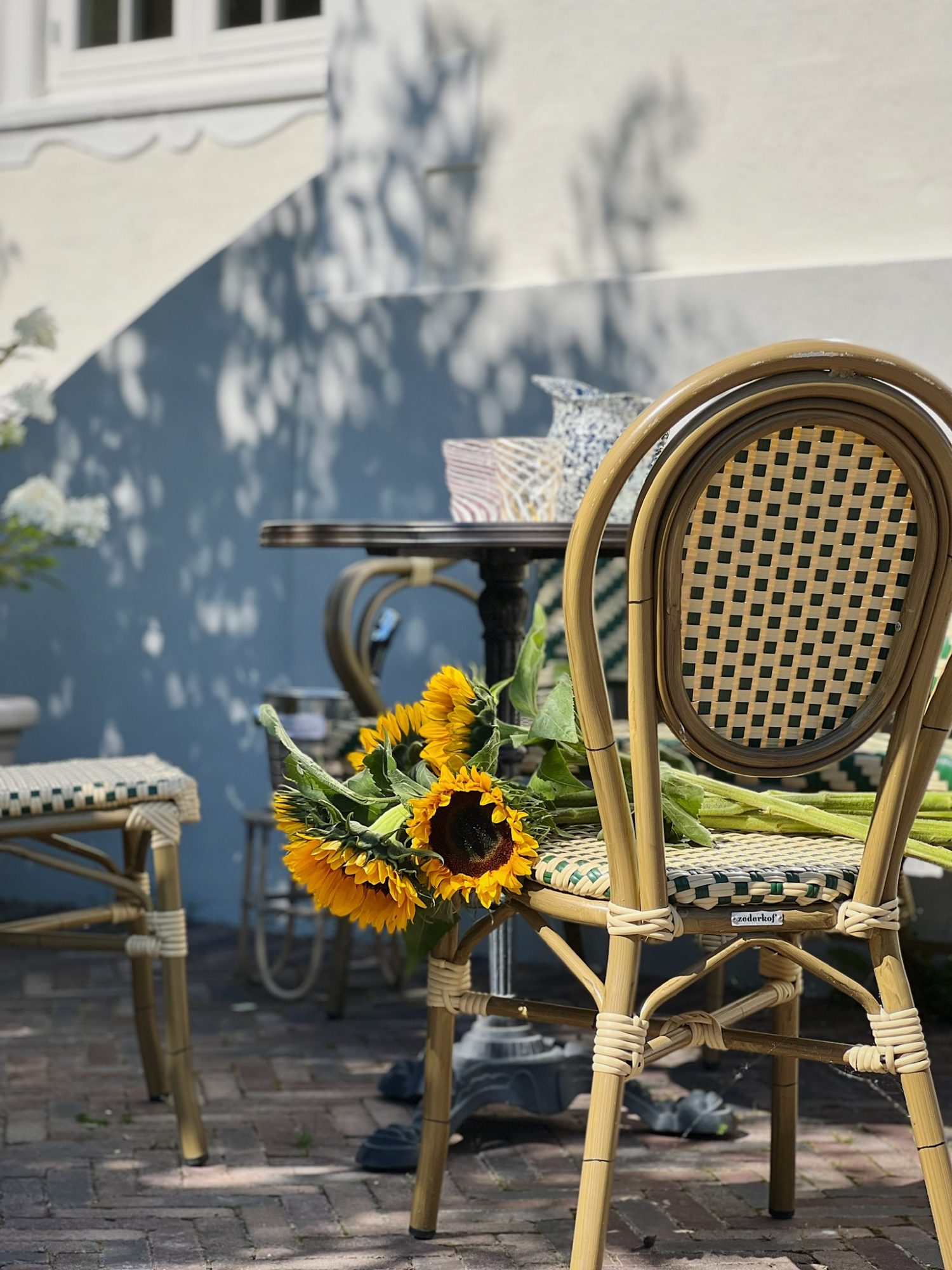 En pen fransk stol med en bukett solsikker hjemme hos Idestrup