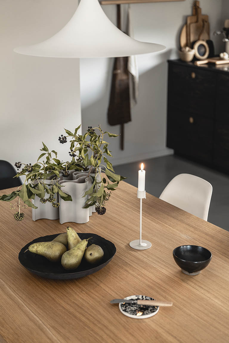Spisebord med dekor hos Catrine Svellingen