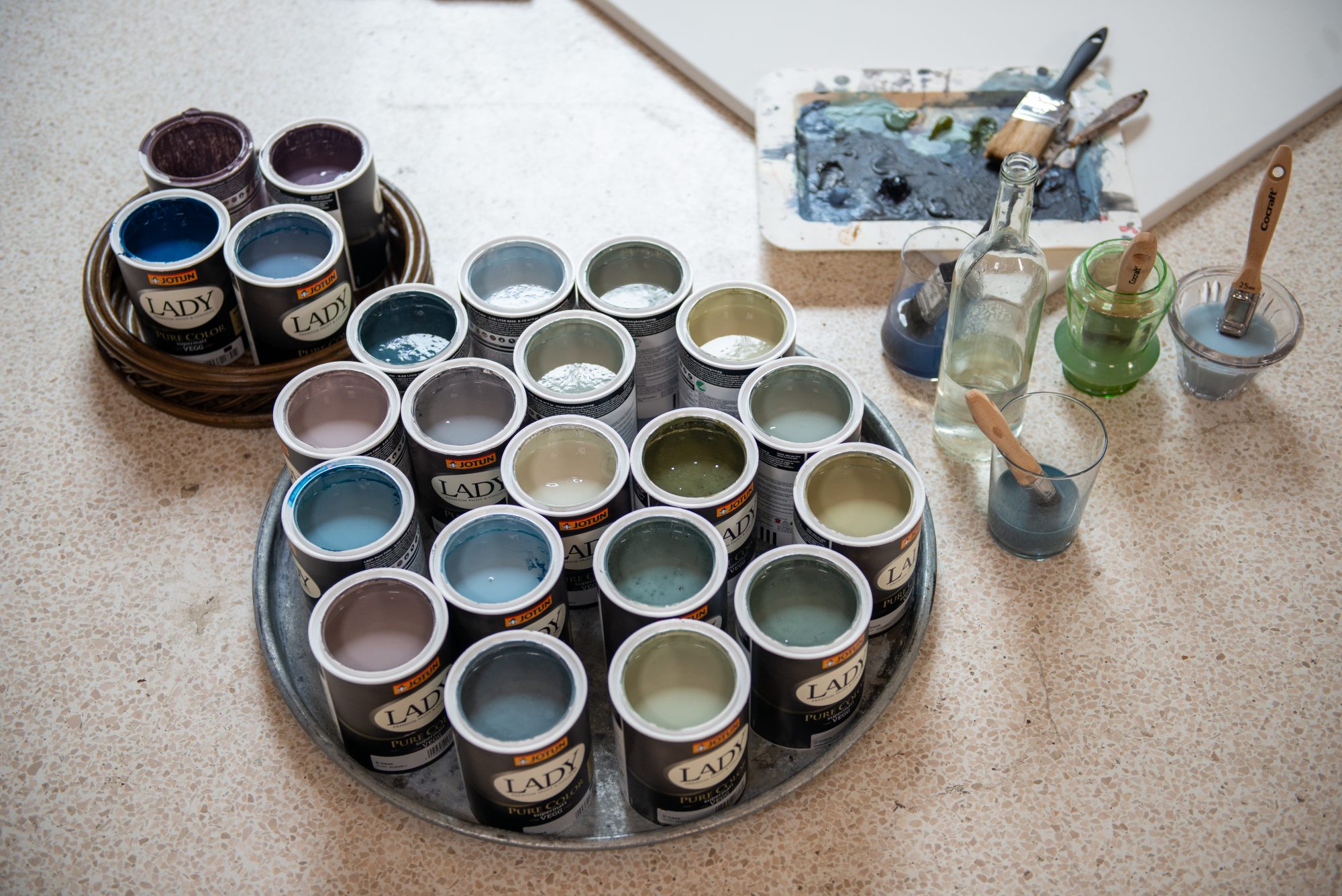 Åpne malingsspann med kjølige fargetoner. Foto.