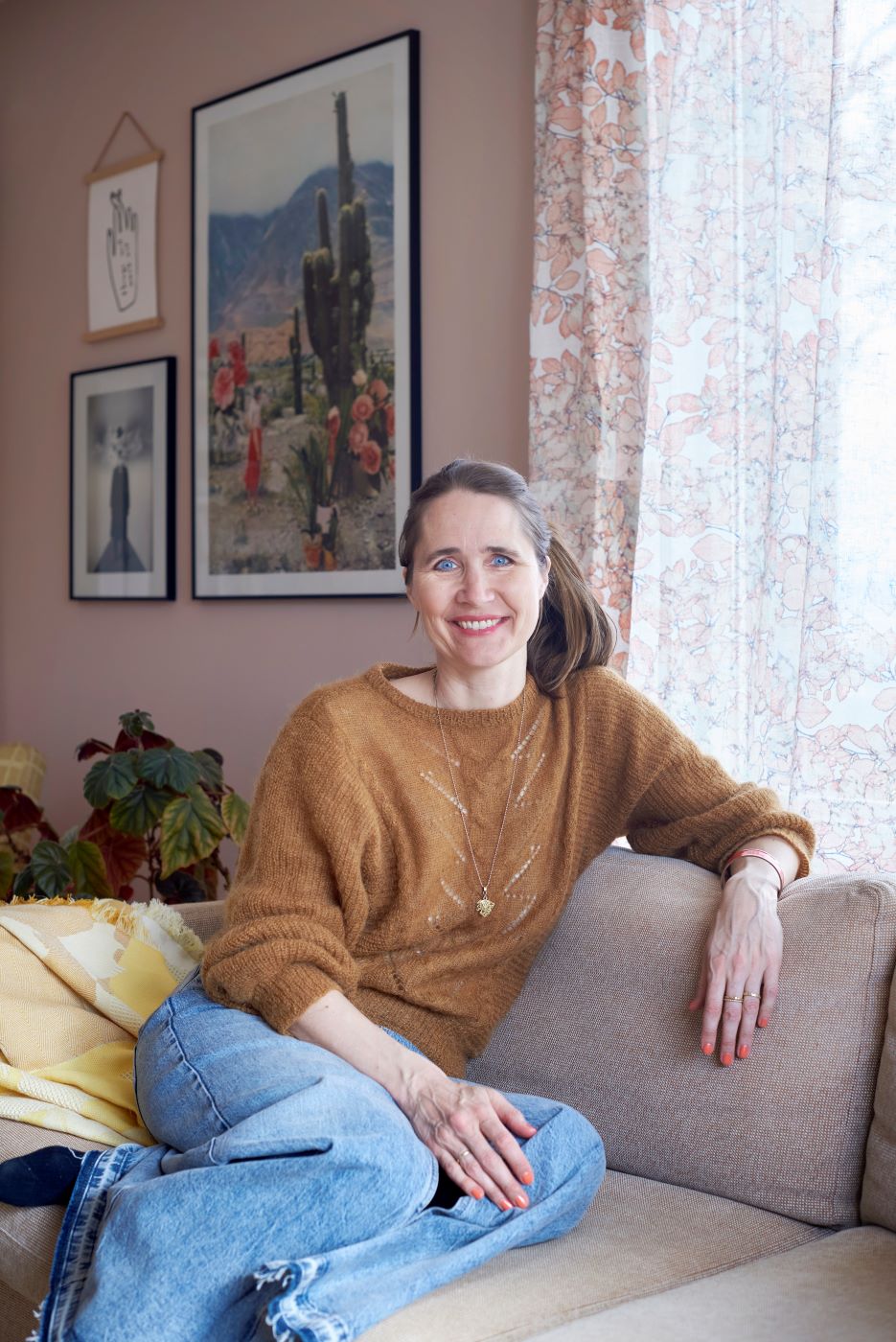 Kiki Plesner i stuen malt i fargen Deco Pink