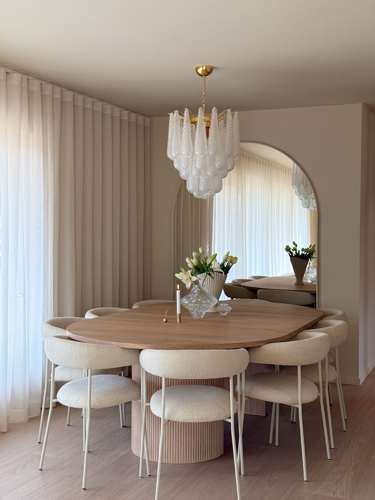 Spisestue med trebord o gpolstredestoler, beige vegger og tak malt i JOTUN LADY Pure Color 1519 Vanilje