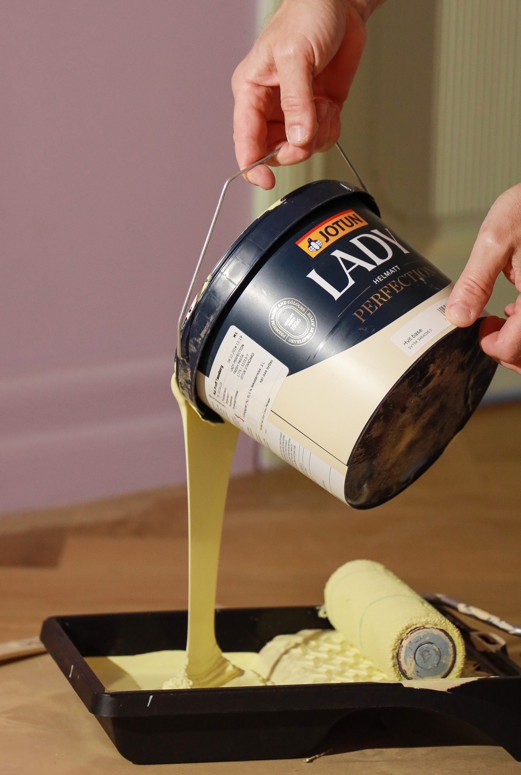 Lysegul maling renner ned fra et spann med LADY-takmaling. LADY Perfection, maling til tak i fargen 1775 Fresh Pasta.
