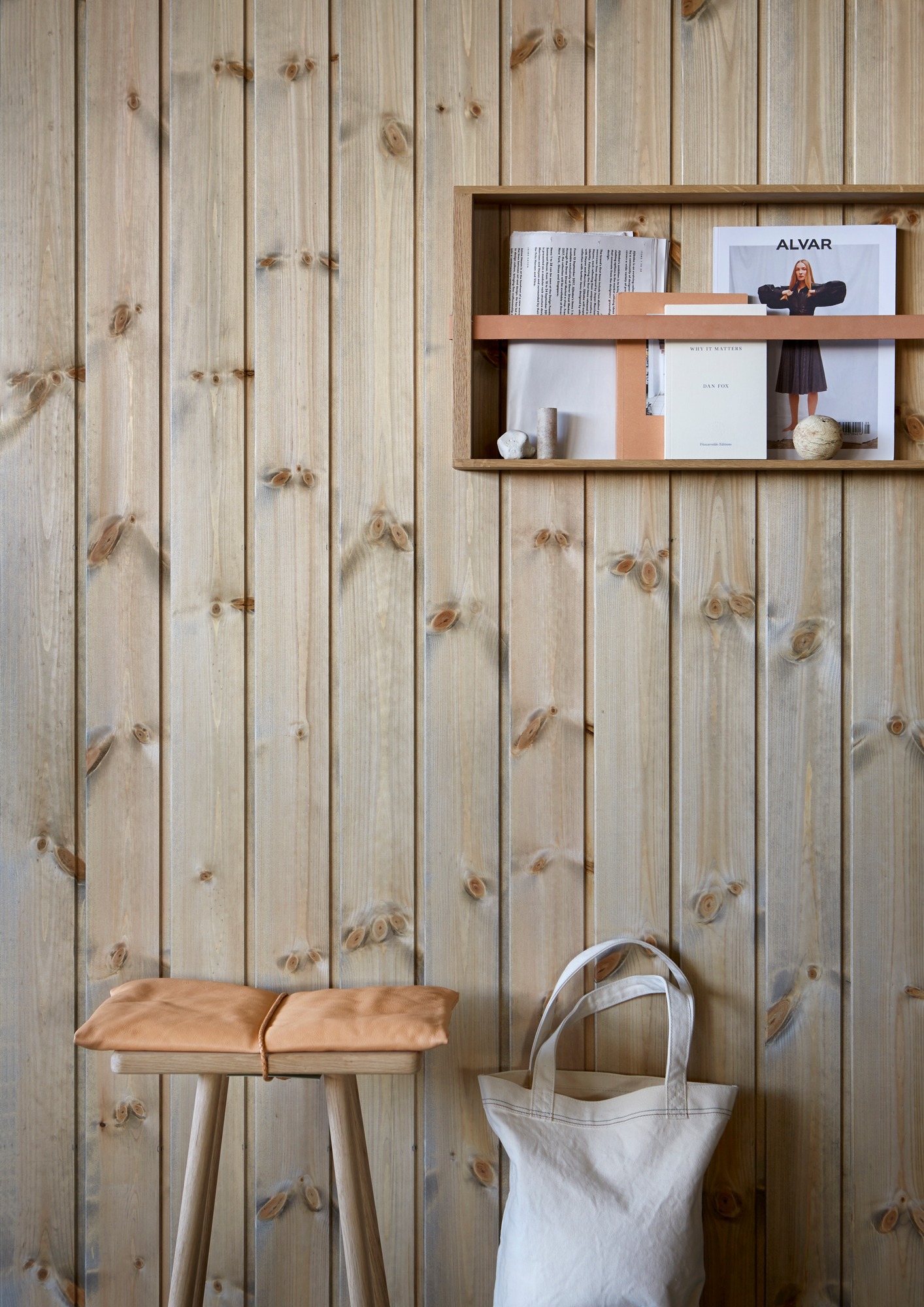 Panelvegg med interiørbeis Jotun LADY Pure Nature 9041 Drivved to strøk