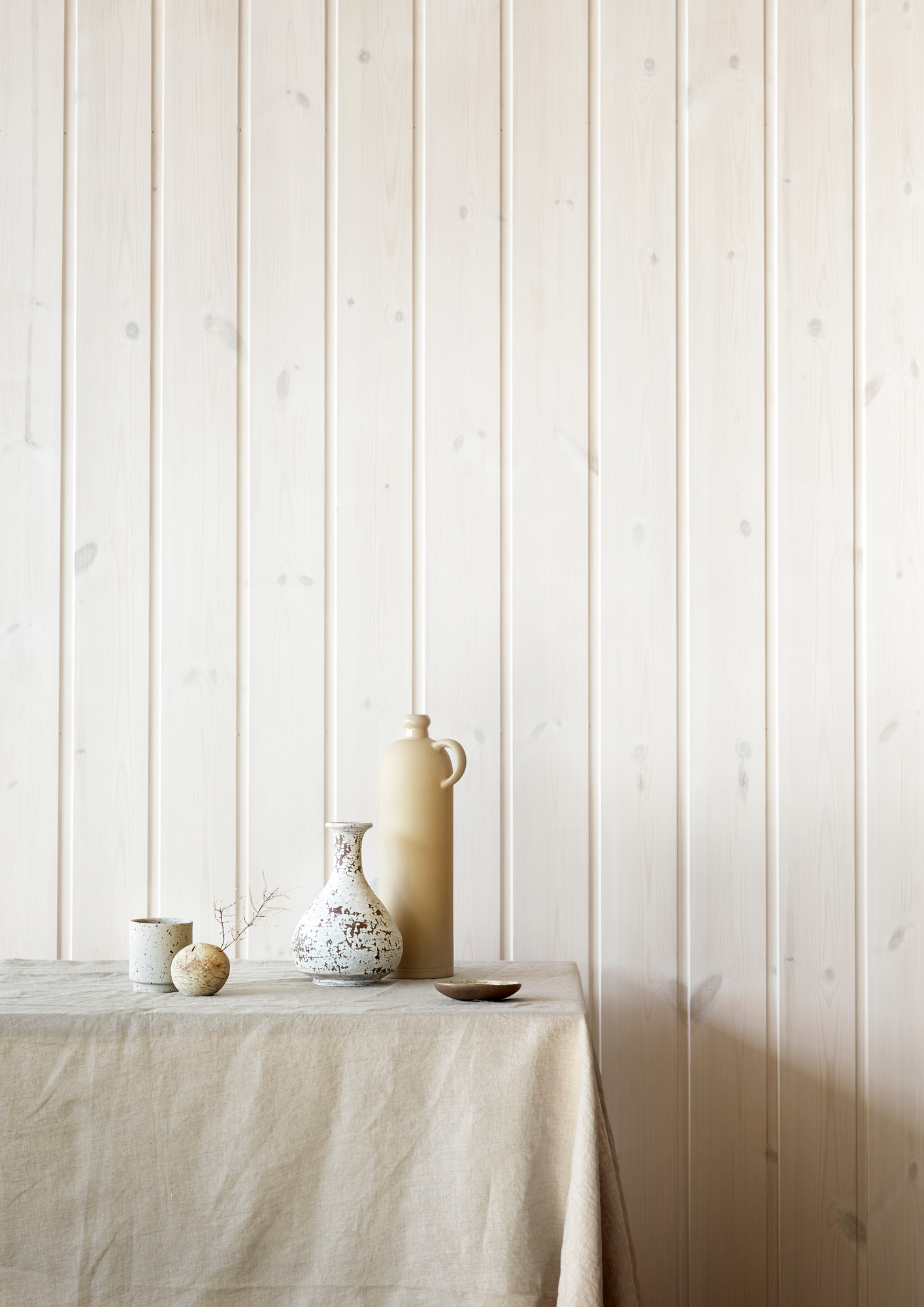Panelvegg beiset med lys interiørbeis, to strøkJotun LADY Pure Nature White