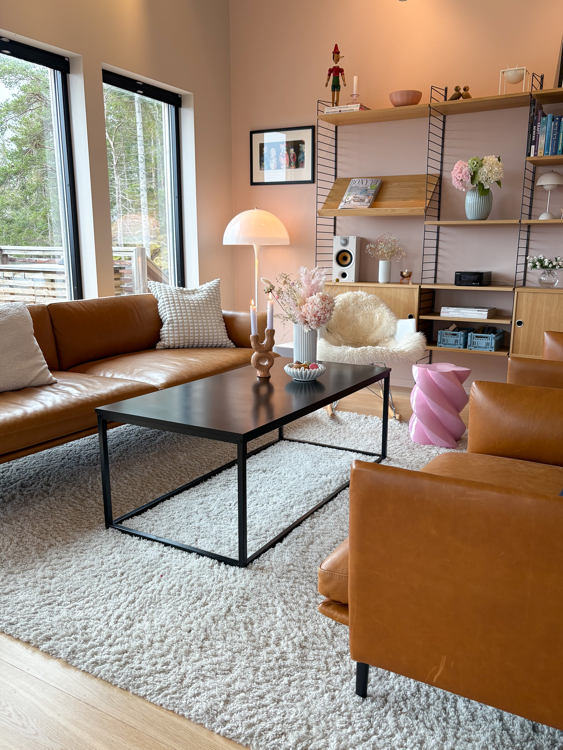 Stuemiljø med rosa vegger og brune skinnsofaer. Vegg: 2782 Deco Pink, 20119 Transparent Pink.