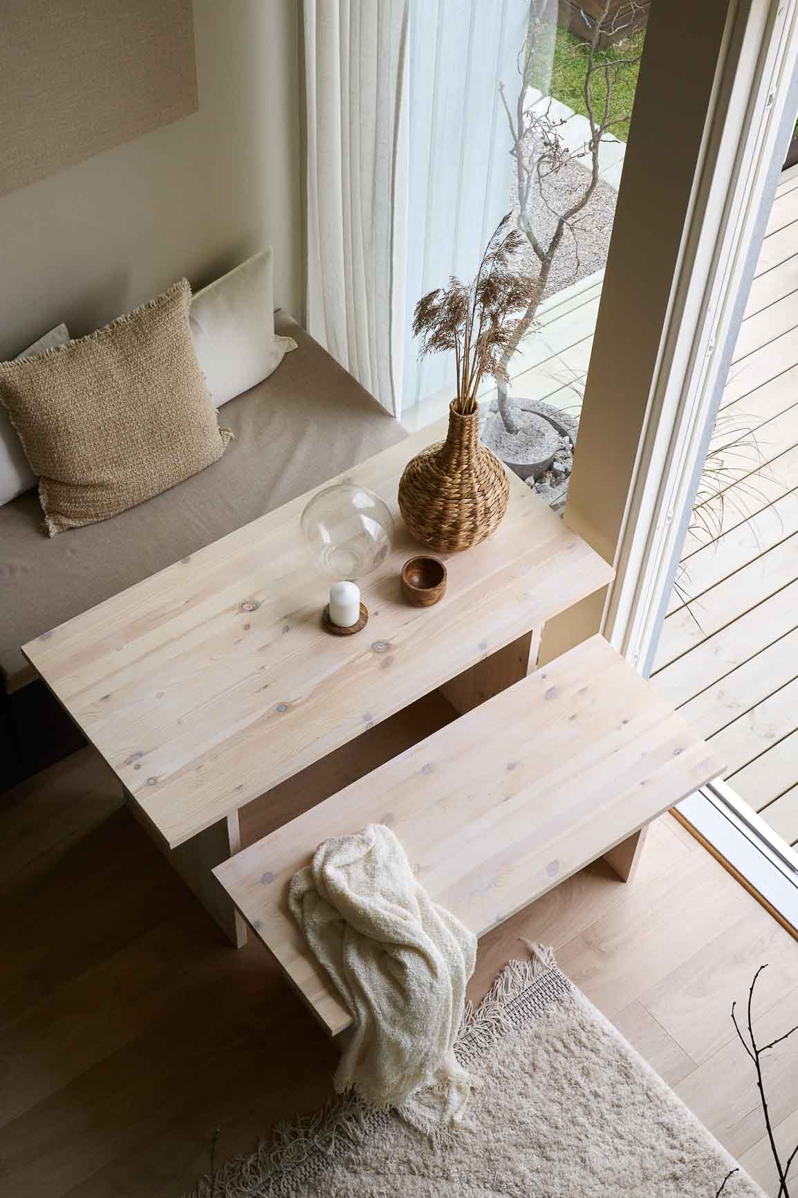 Nærbilde av spisekrok beiset i Jotun Lady 9036 Hvitkalket. 