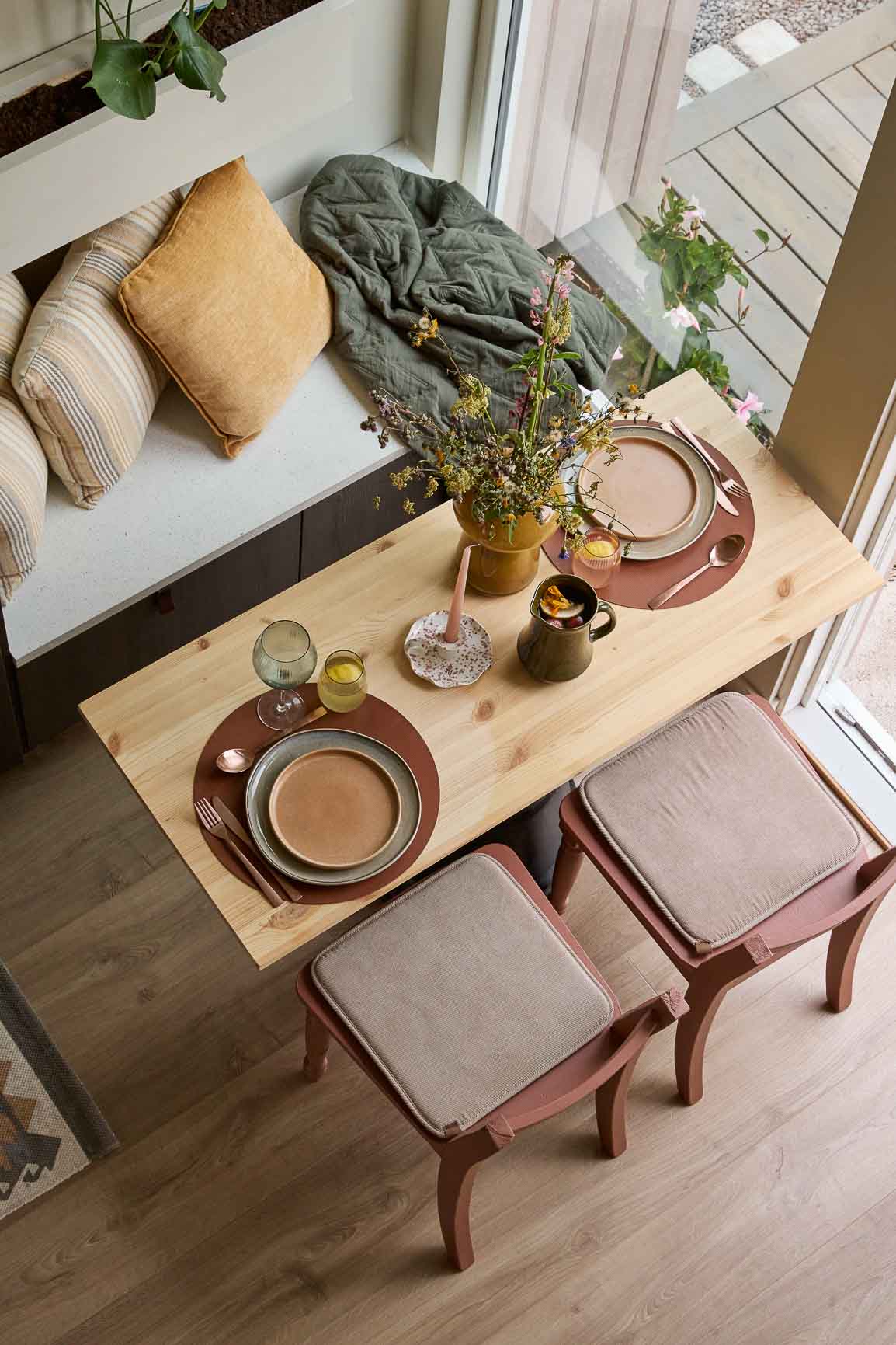 Spiseplassen ovenfra, røde stoler i Jotun Lady 20144 Grounding Red gir en fin kontrast. 