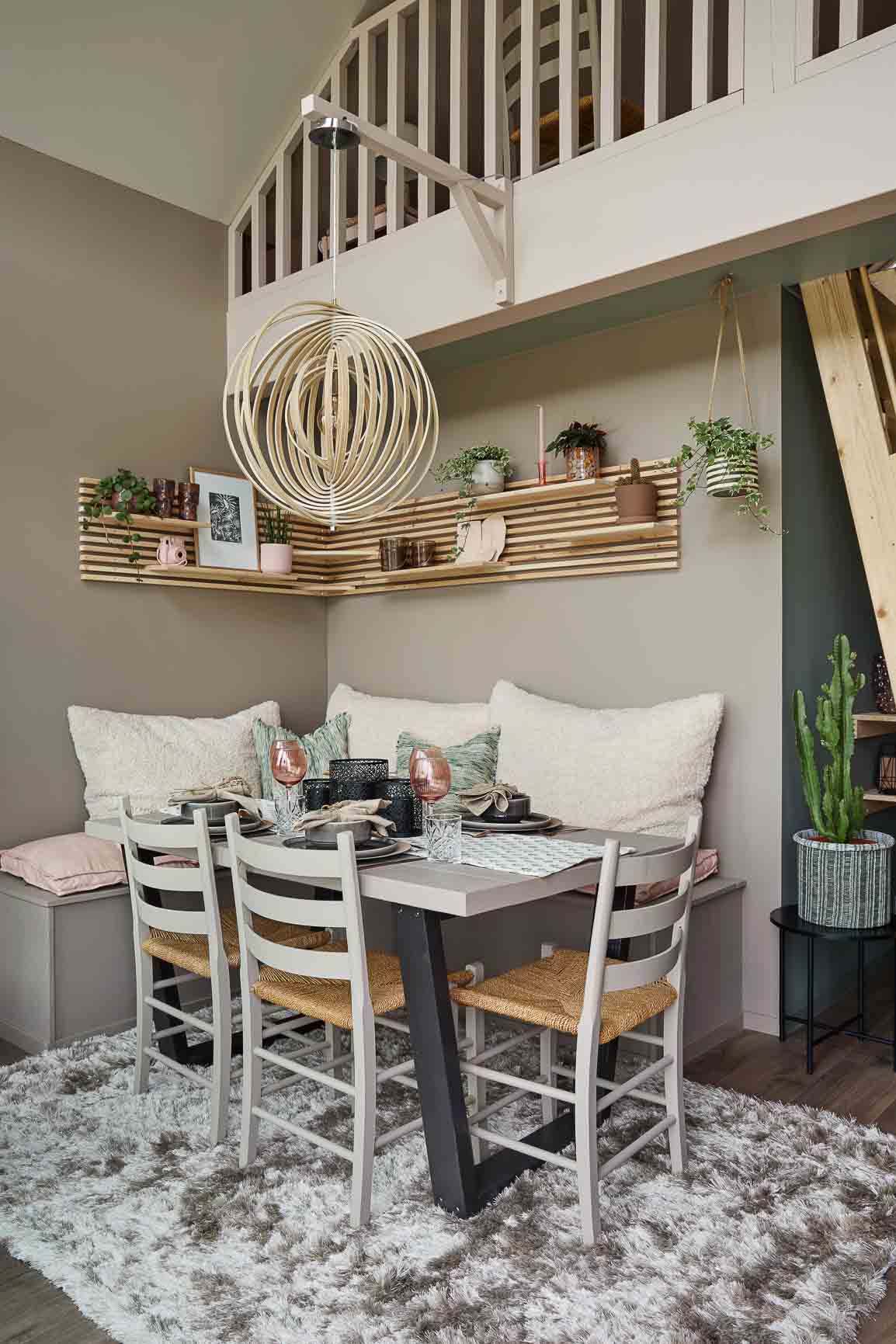 Sitteplass med nyanser av beige.