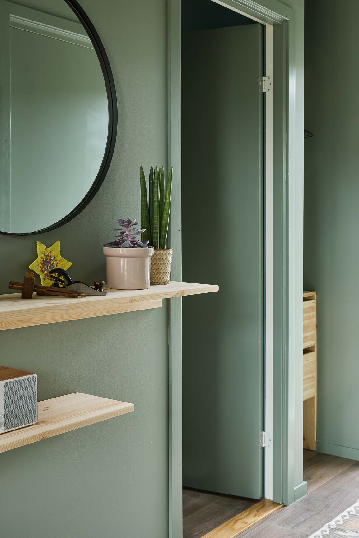 Gangen malt i Jotun Lady 7629 Antique Green.