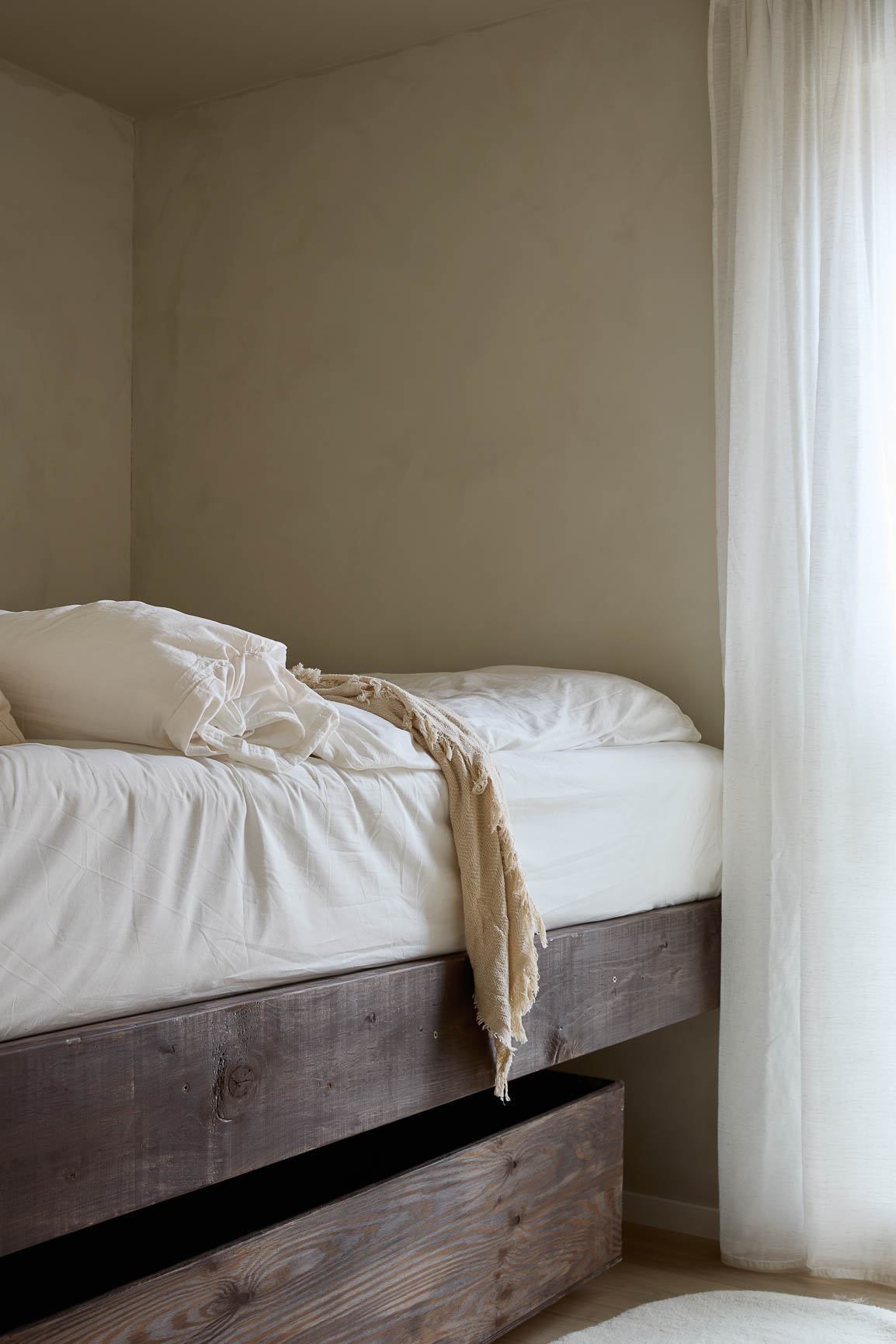 Soverom med Jotun Lady 12075 Soothing Beige på vegger og i tak, med kalkmaling på veggen. 