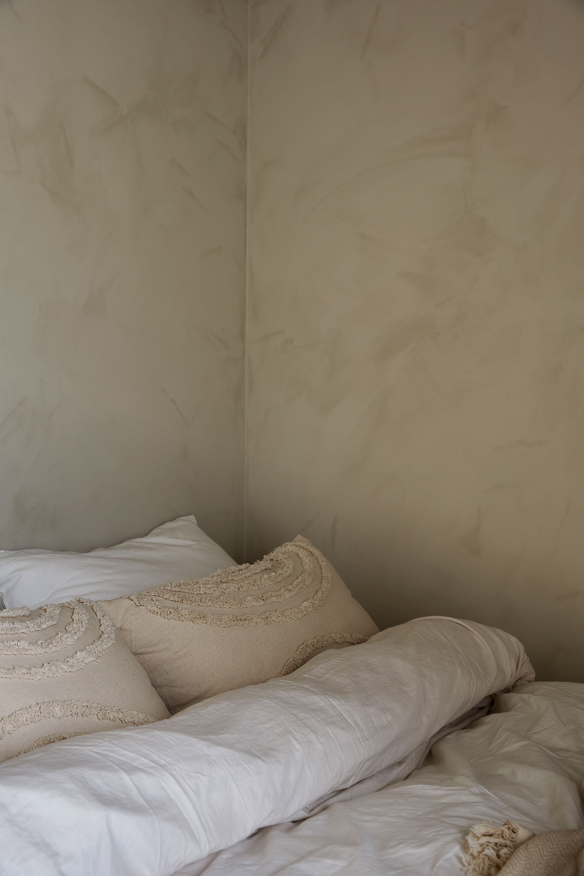 Kalkmaling på veggen på soverommet, malt i Jotun Lady 12075 Soothing Beige. 
