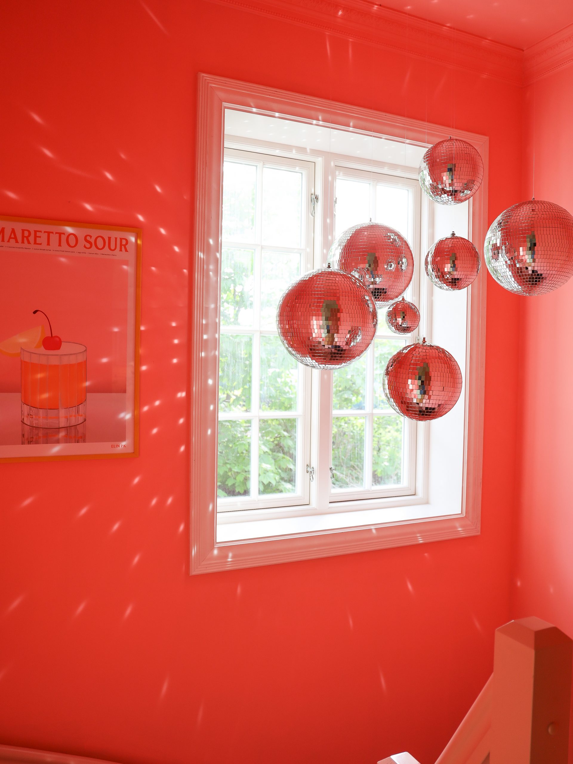 Trapperom med discokuler. Vegg malt med Jotun LADY Pure Color i 2602 Butterfly.