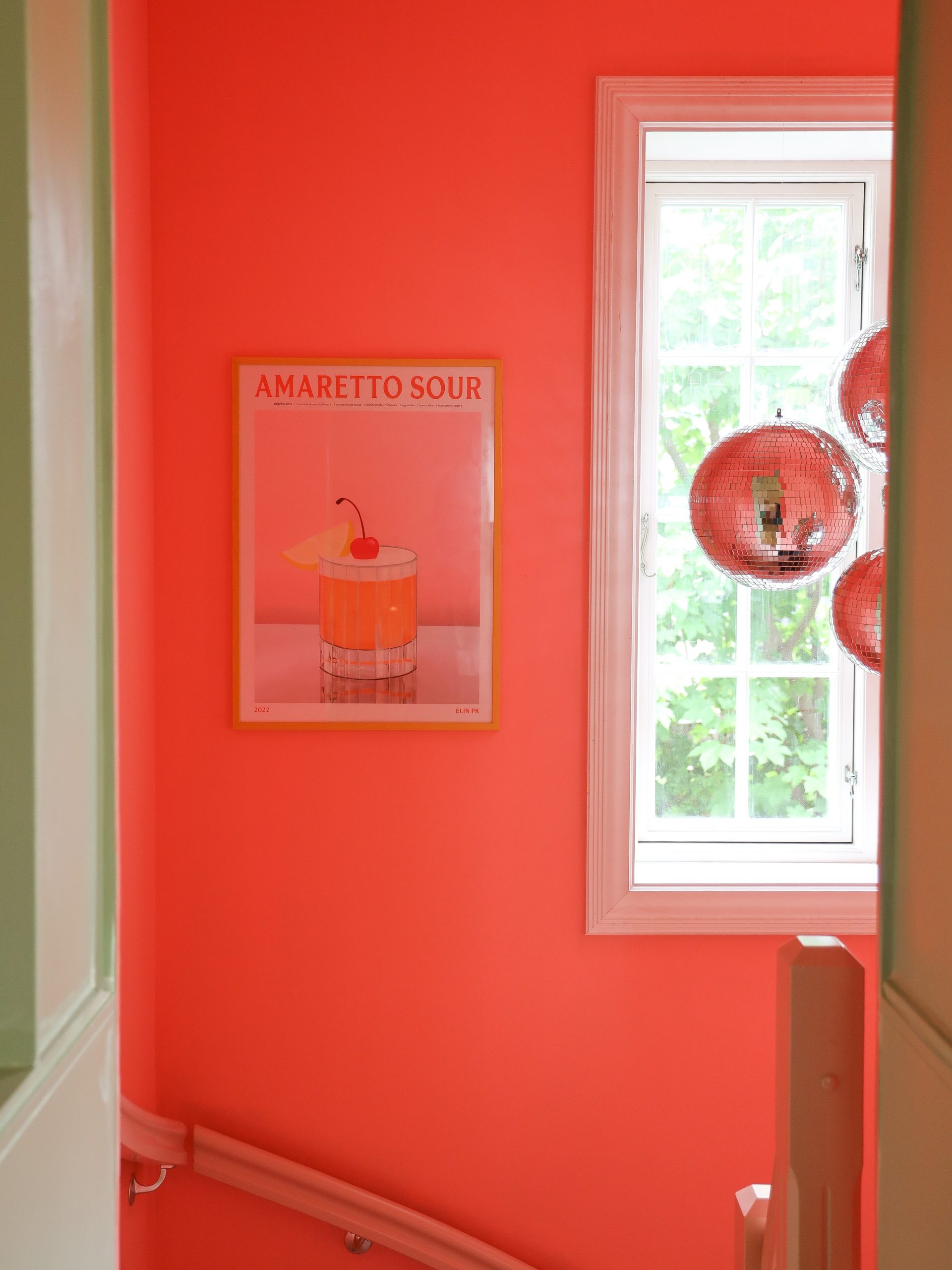 Trapperom med discokuler. Vegg malt med Jotun LADY Pure Color i 2602 Butterfly.