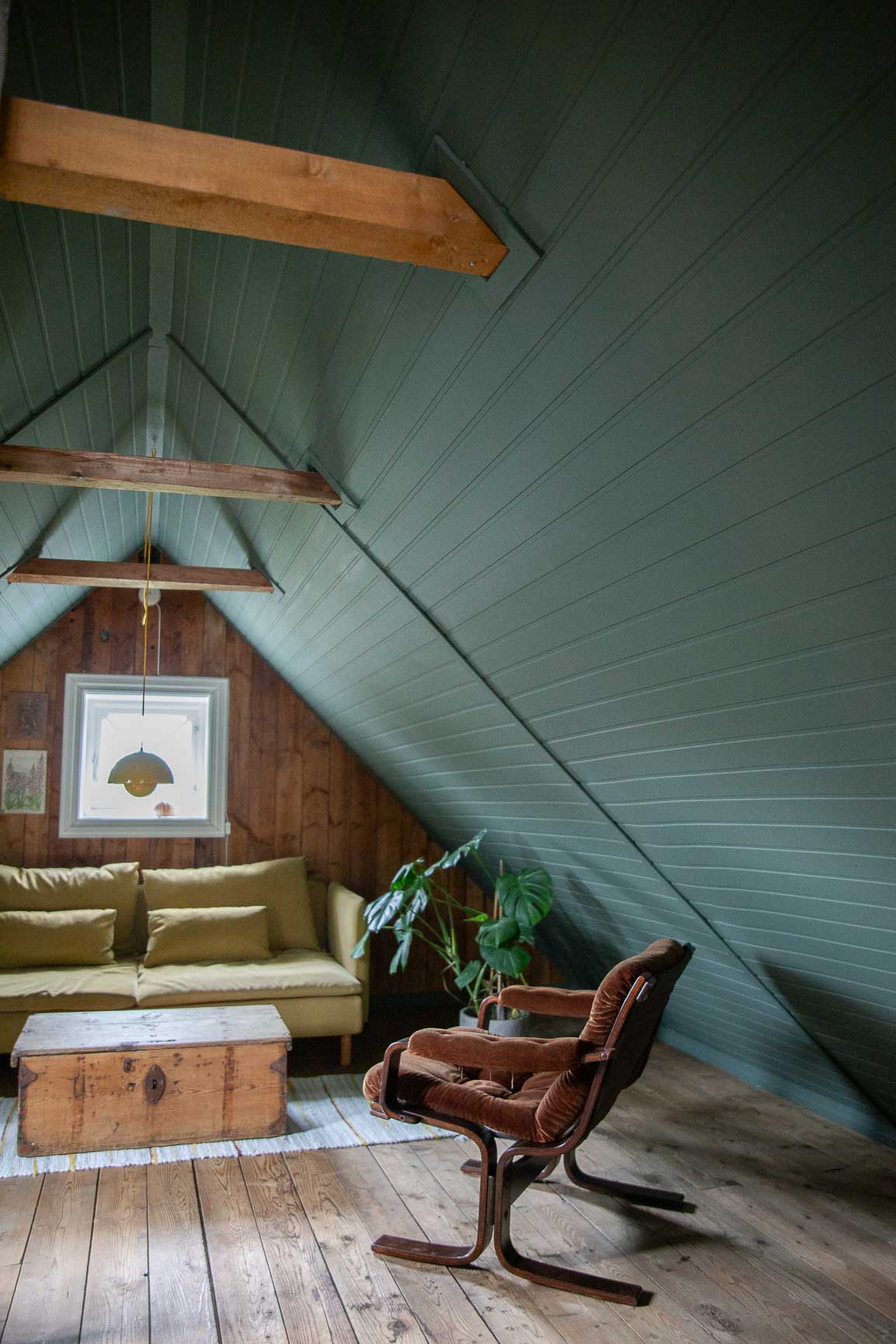 Loftstue med skråtak malt grønt, Jotun Lady Northern Mystic