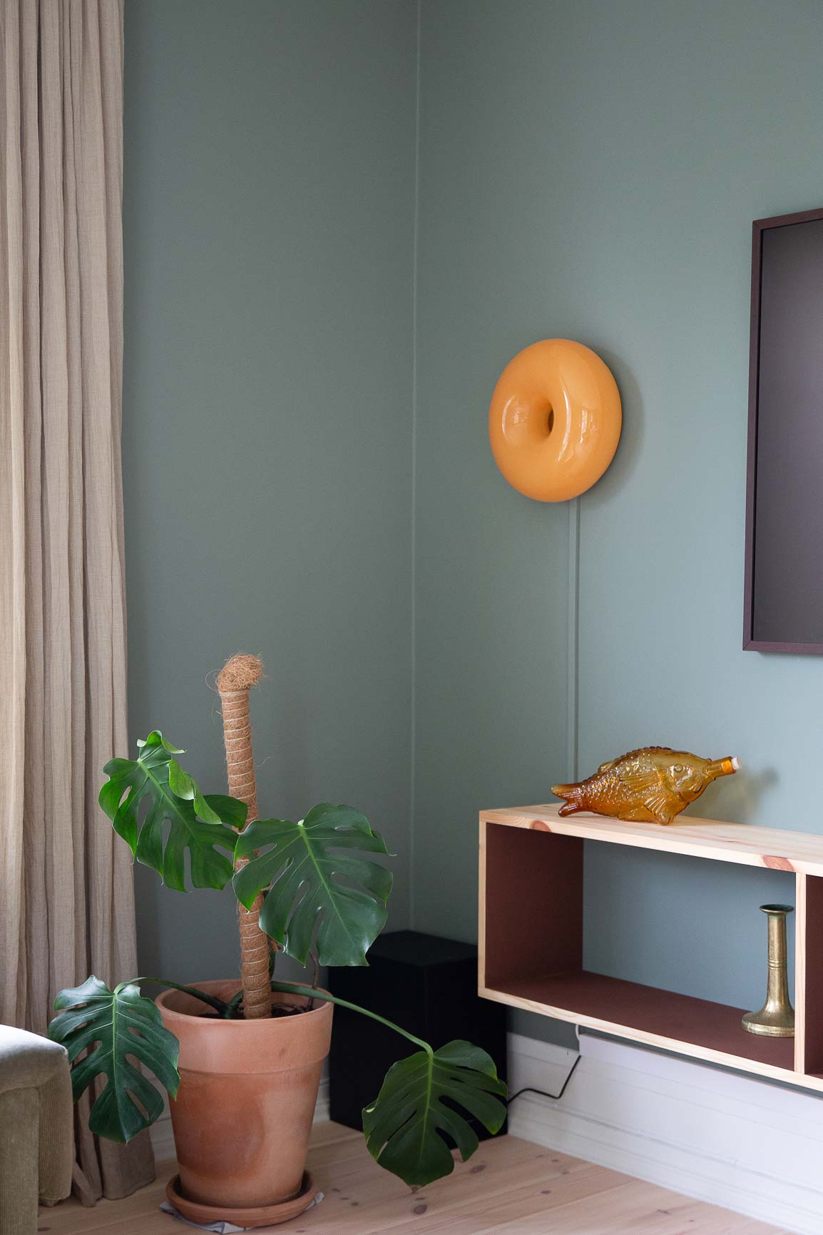 Grønnmalt stuevegg Jotun LADY Antique Green.