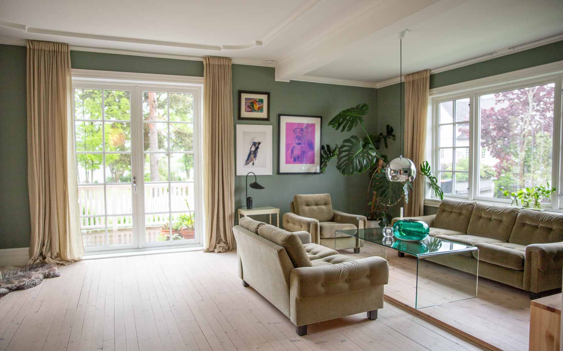 Stue malt i grønt, grønne retromøbler. Jotun LADY Antique green